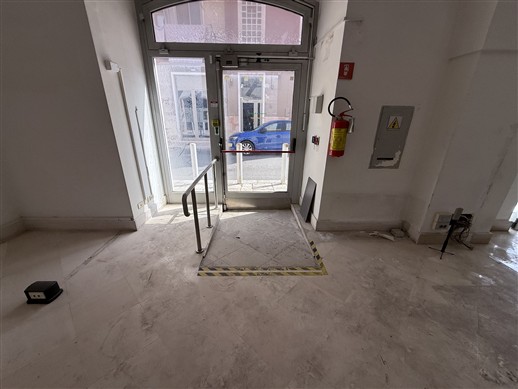Centrale Locale Indipendente In Pietra di 6 Ambienti. 3 Esposizioni.
